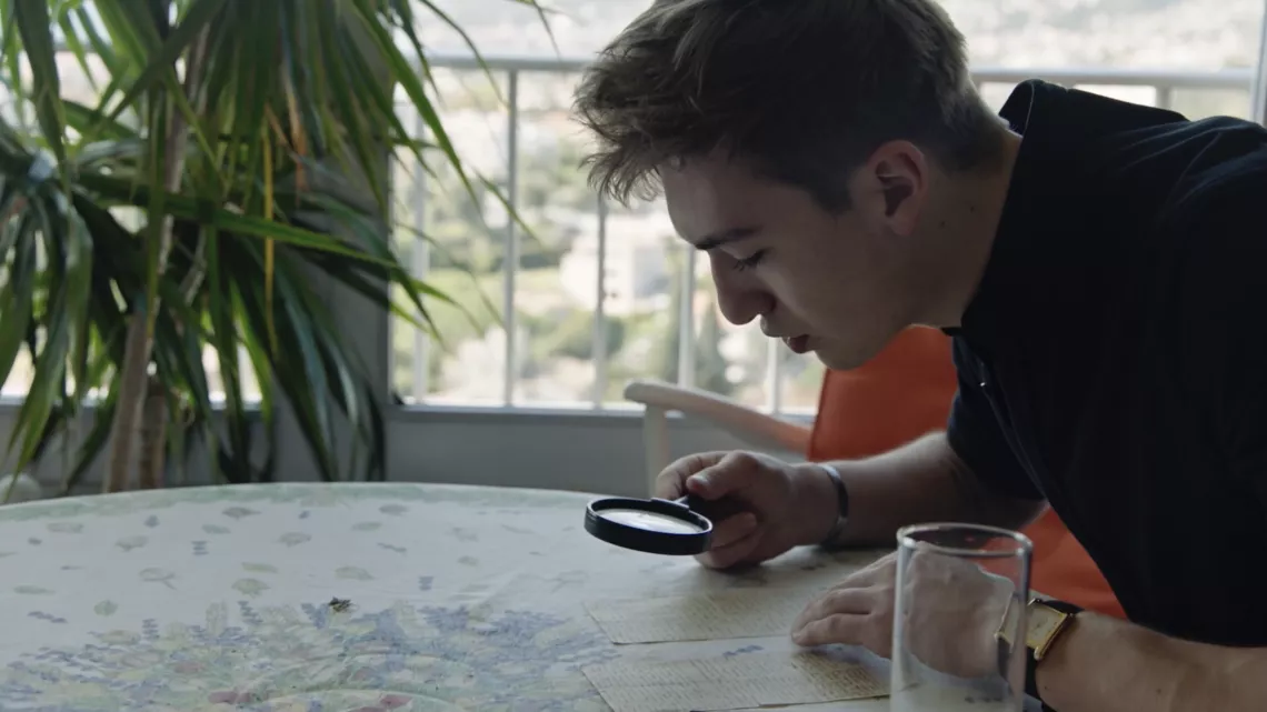 Baptiste Antignani lit une lettre envoyée en 1943 à Denise depuis Drancy par ses parents