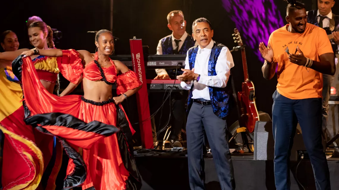 Une Affiche exceptionnelle pour un spectacle sensationnel !   Afin de toujours faire rêver encore plus d’enfants issus de familles modestes, l’Association 1000 Sourires, présidée par Ibrahim Ingar, avait organisé sa 3e soirée caritative pour une levée de fonds au Téat Plein Air de Saint-Gilles, le samedi 24 septembre dernier avec le soutien des humoristes Marie-Alice Sinaman et Thierry Jardinot, marraine officielle  et parrain historique de l’association