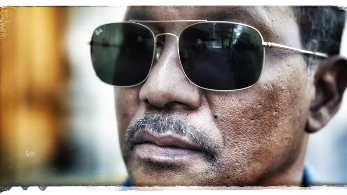 « LOÏC LERY, DU FLINGUE AU STYLO » ©Zycopolis Productions /Loïc Lery devant la maison d'arrêt  Fleury-Mérogis 