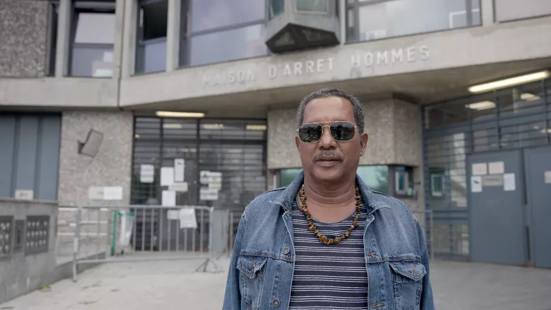 « LOÏC LERY, DU FLINGUE AU STYLO » ©Zycopolis Productions/Loïc Lery devant la maison d'arrêt  Fleury-Mérogis