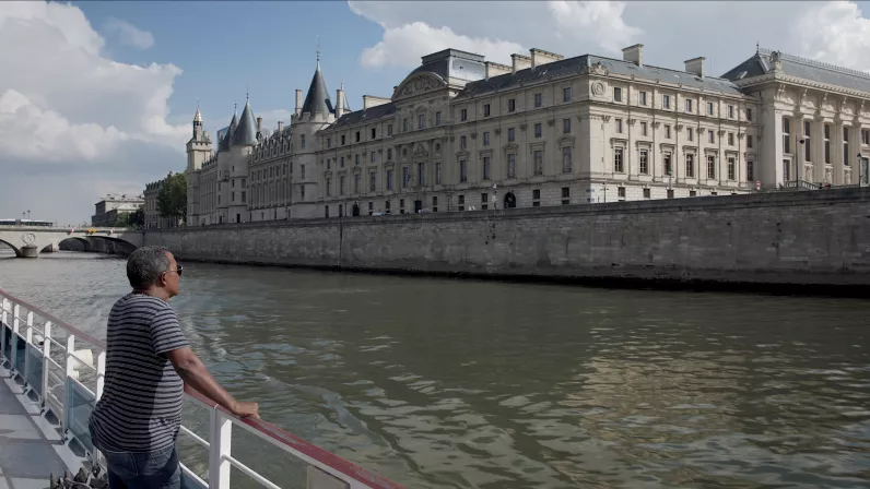 « LOÏC LERY, DU FLINGUE AU STYLO » ©Zycopolis Productions /Loïc Lery devant le Palais de Justice