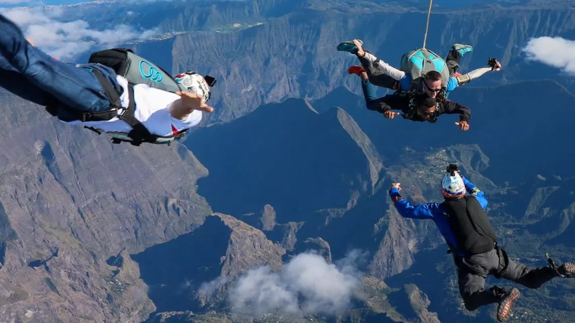Les Parachutistes de l'île intense