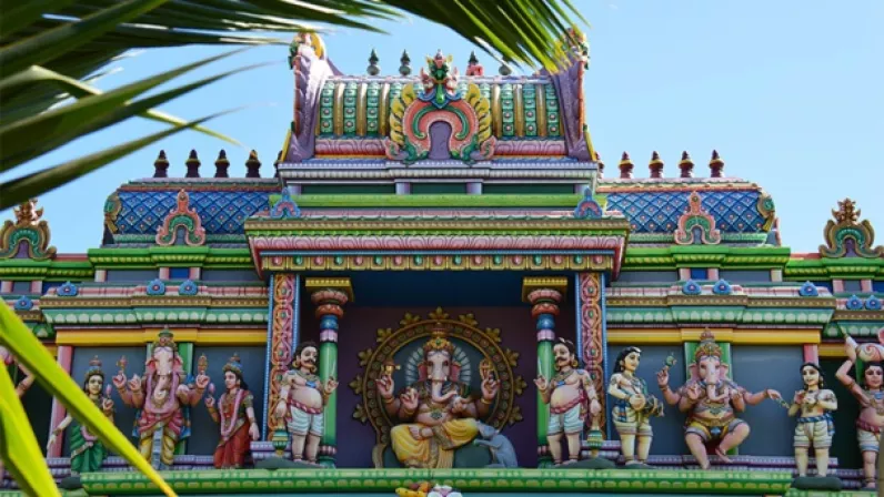 Le 12 avril, dans les conditions du direct, Réunion la 1ère a posé ses caméras pour vous faire vivre la cérémonie religieuse donnée à l’occasion cette nouvelle année 5123 au temple Tamoul Shri Maha Badra Karli à la Ravine Blanche à Saint-Pierre qui est l'un des plus beaux de l'île. Construit en 1972 et restauré en 1988, cet édifice est dédié à la déesse Karli.