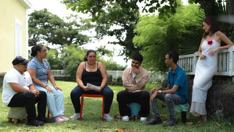 Pendant deux mois, l’émission Allon Kozé a pris vie comme une parenthèse hors du temps, une aventure humaine intense portée par l’énergie lumineuse de Léa Euphrosine. À ses côtés, une trentaine de personnes vivant avec un handicap et accompagnées au quotidien par l’ALEFPA, ont relevé un défi aussi audacieux qu’émouvant : réaliser douze interviews, douze rencontres, douze instants de vérité.