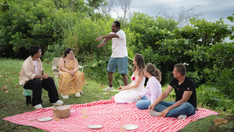 Pendant deux mois, l’émission Allon Kozé a pris vie comme une parenthèse hors du temps, une aventure humaine intense portée par l’énergie lumineuse de Léa Euphrosine. À ses côtés, une trentaine de personnes vivant avec un handicap et accompagnées au quotidien par l’ALEFPA, ont relevé un défi aussi audacieux qu’émouvant : réaliser douze interviews, douze rencontres, douze instants de vérité.