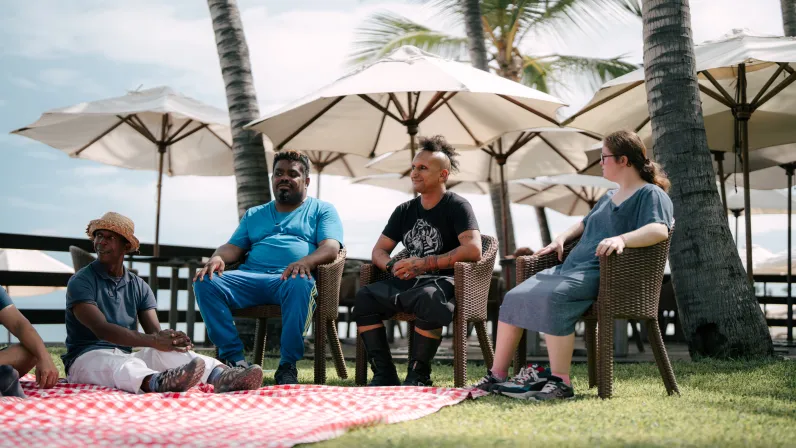 Pendant deux mois, l’émission Allon Kozé a pris vie comme une parenthèse hors du temps, une aventure humaine intense portée par l’énergie lumineuse de Léa Euphrosine. À ses côtés, une trentaine de personnes vivant avec un handicap et accompagnées au quotidien par l’ALEFPA, ont relevé un défi aussi audacieux qu’émouvant : réaliser douze interviews, douze rencontres, douze instants de vérité.