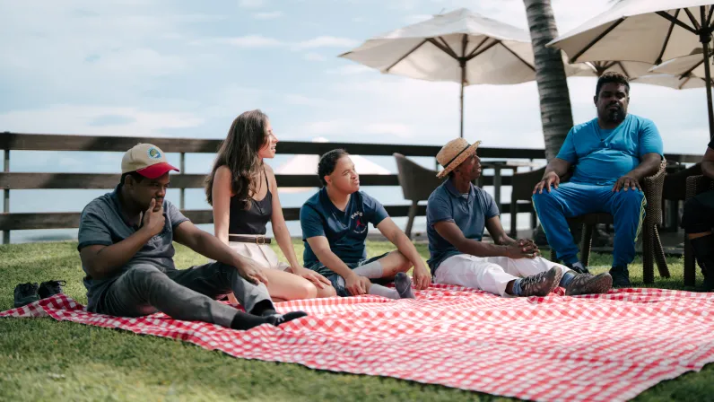 Pendant deux mois, l’émission Allon Kozé a pris vie comme une parenthèse hors du temps, une aventure humaine intense portée par l’énergie lumineuse de Léa Euphrosine. À ses côtés, une trentaine de personnes vivant avec un handicap et accompagnées au quotidien par l’ALEFPA, ont relevé un défi aussi audacieux qu’émouvant : réaliser douze interviews, douze rencontres, douze instants de vérité.