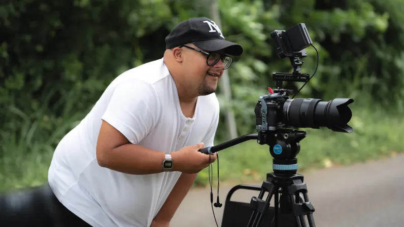 Pendant deux mois, l’émission Allon Kozé a pris vie comme une parenthèse hors du temps, une aventure humaine intense portée par l’énergie lumineuse de Léa Euphrosine. À ses côtés, une trentaine de personnes vivant avec un handicap et accompagnées au quotidien par l’ALEFPA, ont relevé un défi aussi audacieux qu’émouvant : réaliser douze interviews, douze rencontres, douze instants de vérité.