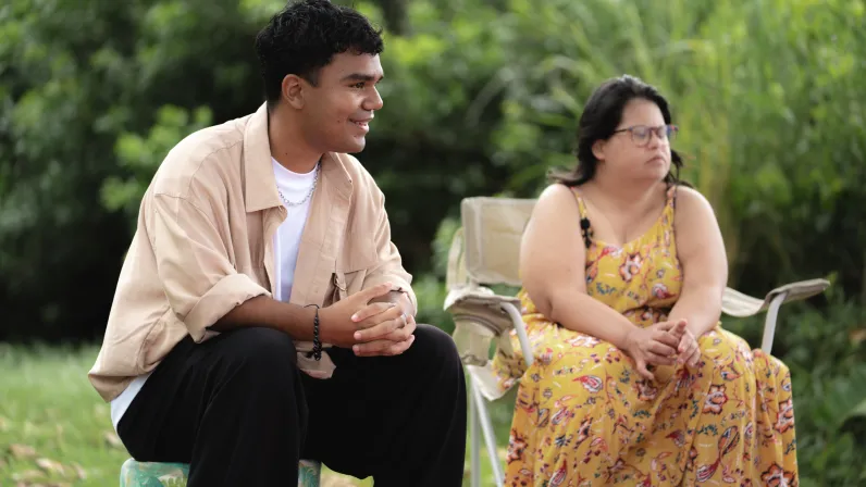 Pendant deux mois, l’émission Allon Kozé a pris vie comme une parenthèse hors du temps, une aventure humaine intense portée par l’énergie lumineuse de Léa Euphrosine. À ses côtés, une trentaine de personnes vivant avec un handicap et accompagnées au quotidien par l’ALEFPA, ont relevé un défi aussi audacieux qu’émouvant : réaliser douze interviews, douze rencontres, douze instants de vérité.