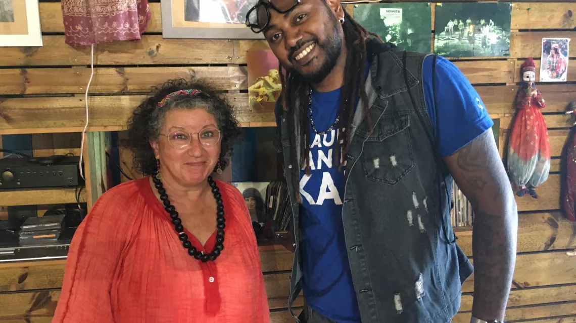 In ti mot su la Semaine Créole sur Réunion 1ère   Cette semaine, Claudio a rencontré bann Sobatker, bann Zarboutans la langue créole.  Il nous a concocté un voyage à travers un mayage nout’ kozé, nout’ l’écrit, de Saint-Denis à Matouta en passant par Grand Bois.