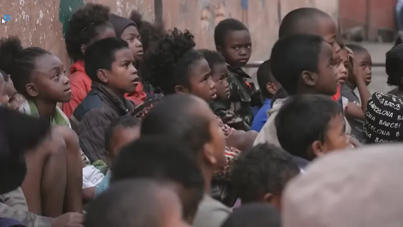 Le mercredi 3 juin en prime time, la case documentaire Archipels sur Réunion la 1ère vous propose une immersion poignante de 52 minutes au cœur de l'engagement humanitaire. Réalisé par Estelle Jomaron-Galabert (Bis répétita), « Madame Nataly » dresse le portrait sensible, inspirant et sans fard d’une femme qui a choisi de faire de la résilience son combat quotidien entre La Réunion et Madagascar