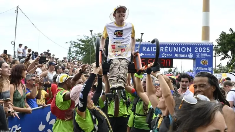 C’est sans doute la course qui suscite le plus d’émotion lors du Grand Raid. Chaque année, des porteurs de handicap participent à l’aventure grâce aux joélettes, ces fauteuils roulants tout-terrain conçus pour la randonnée. 