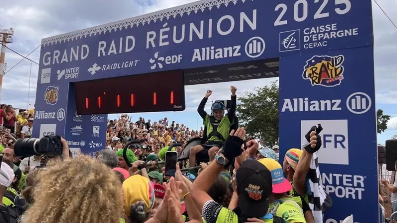 C’est sans doute la course qui suscite le plus d’émotion lors du Grand Raid. Chaque année, des porteurs de handicap participent à l’aventure grâce aux joélettes, ces fauteuils roulants tout-terrain conçus pour la randonnée. 