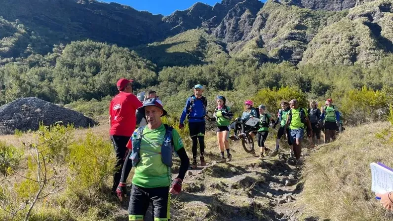 C’est sans doute la course qui suscite le plus d’émotion lors du Grand Raid. Chaque année, des porteurs de handicap participent à l’aventure grâce aux joélettes, ces fauteuils roulants tout-terrain conçus pour la randonnée. 