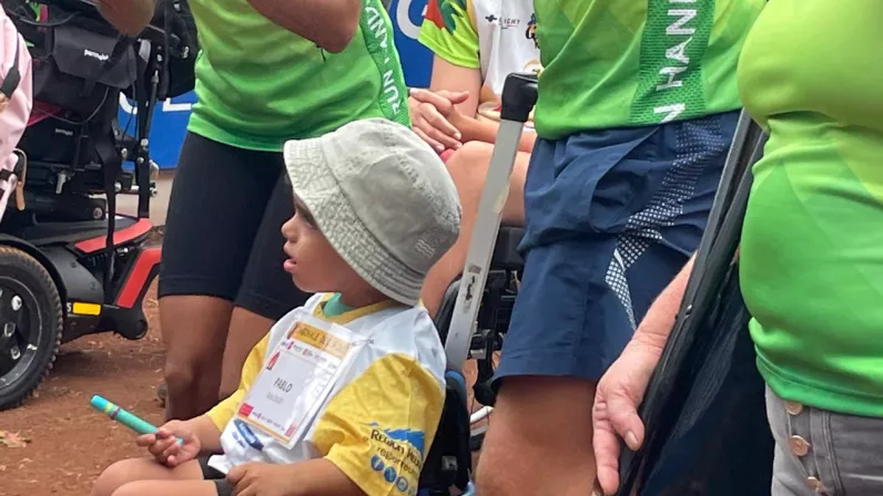 C’est sans doute la course qui suscite le plus d’émotion lors du Grand Raid. Chaque année, des porteurs de handicap participent à l’aventure grâce aux joélettes, ces fauteuils roulants tout-terrain conçus pour la randonnée. 