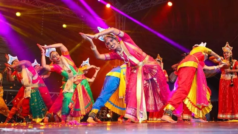 A l’occasion du Jour de l’An Tamoul, Lynda Sellom professeur, chorégraphe de danses indiennes et ses élèves de l’école de danses Natya Kalamani, ont tenu à offrir aux téléspectateurs de Réunion la 1ère un spectacle de danses classiques et folkloriques indiennes intitulé Kadambam, en français mélange de fleurs, depuis la Salle Gramoune Lélé à Saint-Benoît. C’est un voyage inédit en 12 tableaux du Sud au Nord de l’Inde, pays de charme et de mystère. Comme les fleurs qui se mélangent, toutes les cultures s’uni