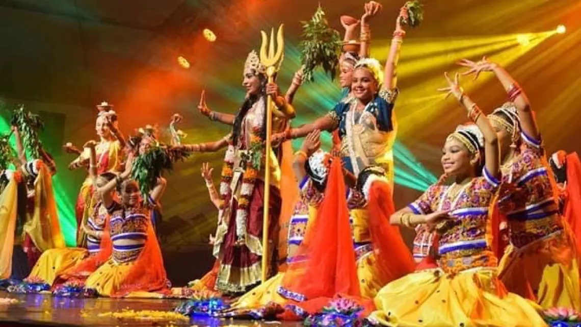 A l’occasion du Jour de l’An Tamoul, Lynda Sellom professeur, chorégraphe de danses indiennes et ses élèves de l’école de danses Natya Kalamani, ont tenu à offrir aux téléspectateurs de Réunion la 1ère un spectacle de danses classiques et folkloriques indiennes intitulé Kadambam, en français mélange de fleurs, depuis la Salle Gramoune Lélé à Saint-Benoît. C’est un voyage inédit en 12 tableaux du Sud au Nord de l’Inde, pays de charme et de mystère. Comme les fleurs qui se mélangent, toutes les cultures s’uni