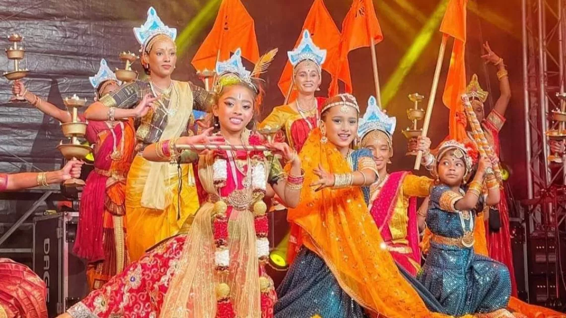 A l’occasion du Jour de l’An Tamoul, Lynda Sellom professeur, chorégraphe de danses indiennes et ses élèves de l’école de danses Natya Kalamani, ont tenu à offrir aux téléspectateurs de Réunion la 1ère un spectacle de danses classiques et folkloriques indiennes intitulé Kadambam, en français mélange de fleurs, depuis la Salle Gramoune Lélé à Saint-Benoît. C’est un voyage inédit en 12 tableaux du Sud au Nord de l’Inde, pays de charme et de mystère. Comme les fleurs qui se mélangent, toutes les cultures s’uni