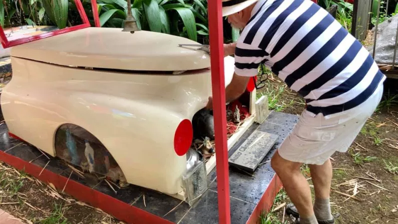 Archipels rend hommage à l’œuvre de Vincent Mengin-Lecreulx, artiste peintre, sculpteur, installateur, interprète, cinéaste, constructeur, scénographe ...disparu le 15 février dernier.  L’œuvre atypique de cet artiste contemporain a pris ses racines dans un lieu unique le L.A.C (Lieu d’Art Contemporain) façonné à la Ravine des Cabris par lui-même en 1980 aux côtés de son épouse Roselyne. C’est le lieu où il a tout créé et construit, des bâtiments aux jardins, en passant par les maisons d'artistes accueillan