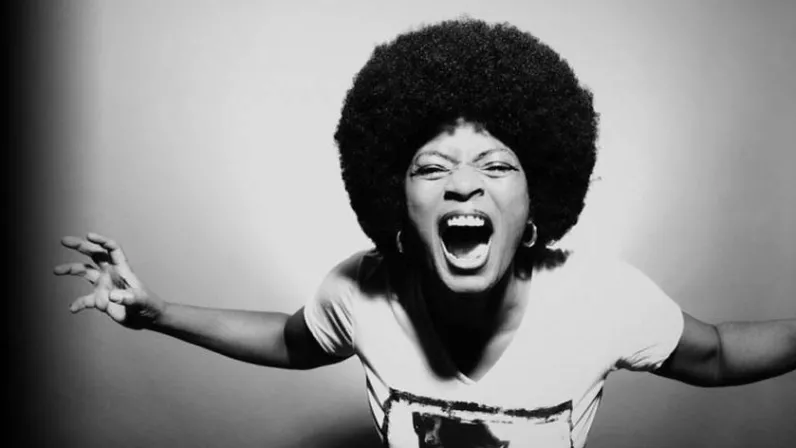 Christine Salem est une des voix féminines emblématique du maloya, une personnalité charismatique et forte. Nous allons suivre cette artiste majeure de la scène réunionnaise, nationale et internationale, dans un film-concert tourné entre Paris et des morceaux interprétés en extérieurs dans son île de la Réunion. 