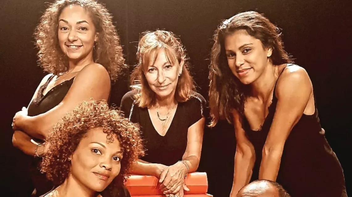  « Assure & Rassure » se veut une pièce « sociétale » et citoyenne où la parole s'adresse à un large public y compris les adolescents à partir de 11 ans. » Dominique Attali, auteure et metteure en scène. Le titre joue sur les sonorités redondantes permises par la dérivation du verbe « assurer ».