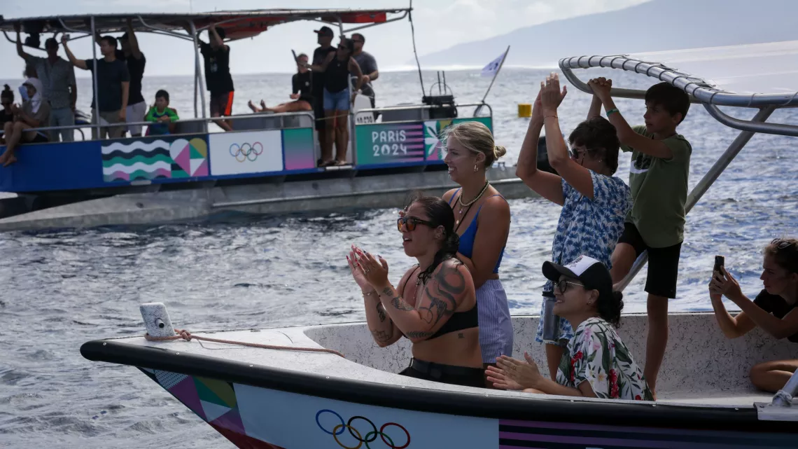 Supporters à sur taxi boat à Teahupo'o