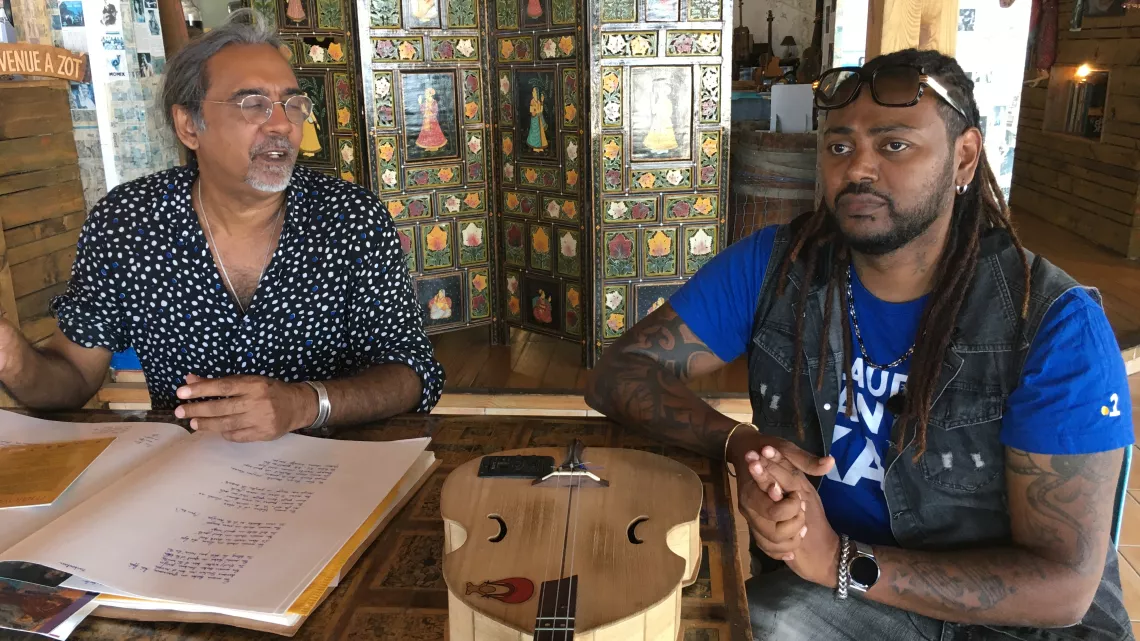 In ti mot su la Semaine Créole sur Réunion 1ère   Cette semaine, Claudio a rencontré bann Sobatker, bann Zarboutans la langue créole.  Il nous a concocté un voyage à travers un mayage nout’ kozé, nout’ l’écrit, de Saint-Denis à Matouta en passant par Grand Bois.