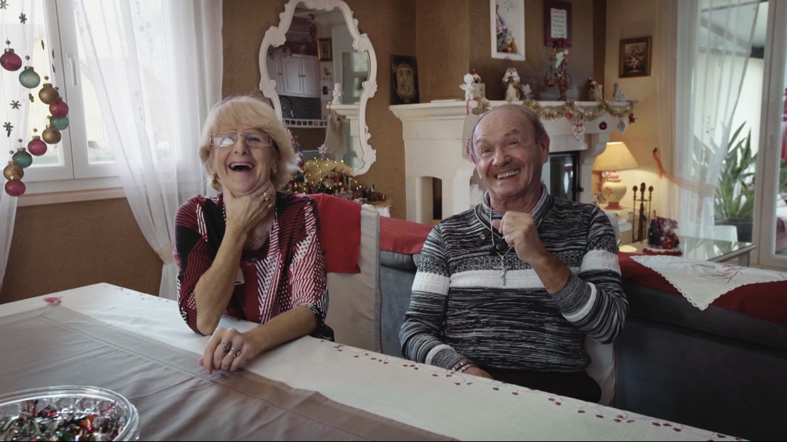 Un couple de personnes âgées en train de rire