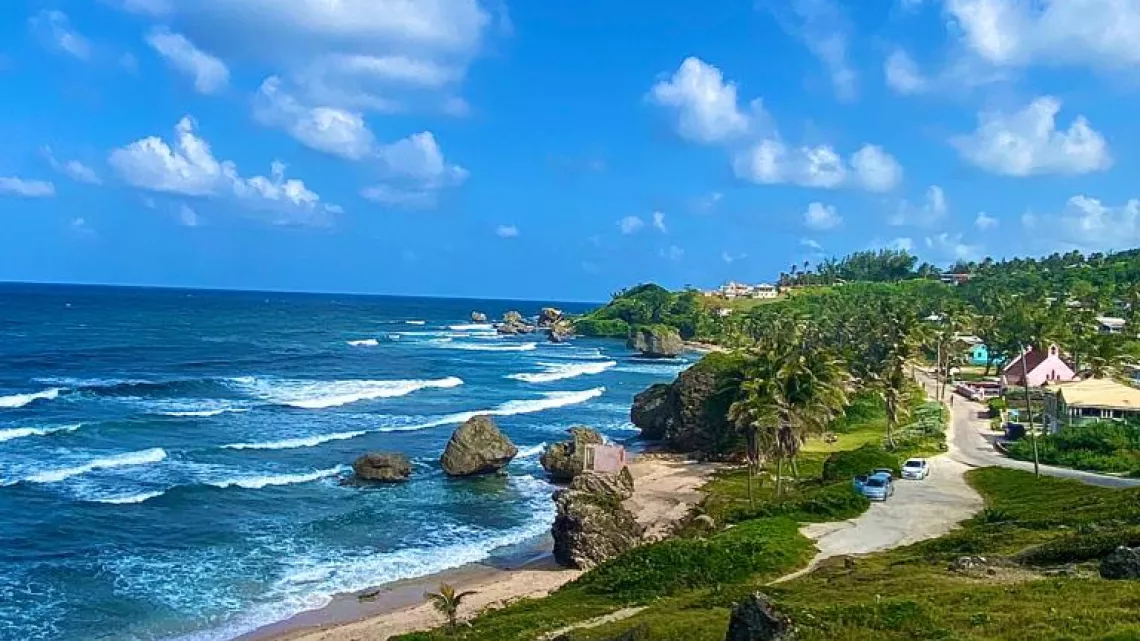 Caraïbes, le mensuel à Barbade : plage du village de Bathsheba, sur la côte atlantique