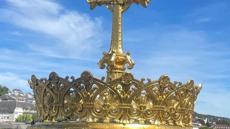 Un rendez-vous très attendu à La Réunion C’est un événement médiatique d’une ampleur exceptionnelle : à l'occasion du voyage apostolique du pape Léon XIV en France, Réunion La 1ère se mobilise. À La Réunion, terre de dialogue interreligieux, la venue du Souverain Pontife constitue un moment de ferveur absolue. Fidèle à sa mission de proximité, Réunion La 1ère propose aux téléspectateurs et auditeurs de l'île de suivre en direct trois grands temps forts de ce voyage historique, à la télévision et à la radio.