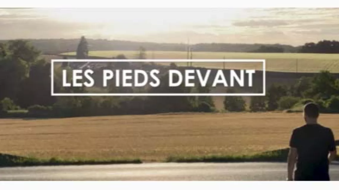 Les pieds devant 
