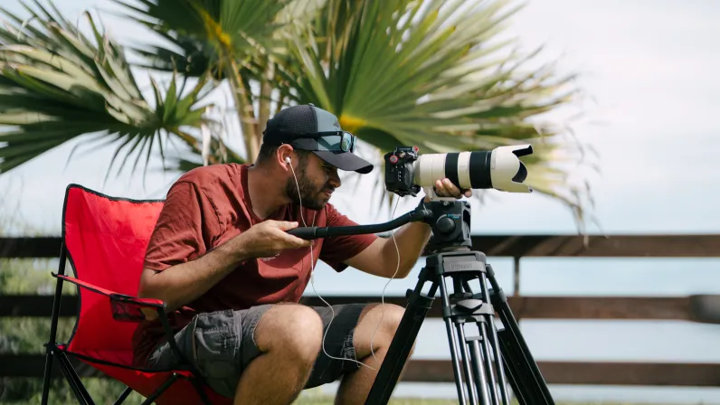 Pendant deux mois, l’émission Allon Kozé a pris vie comme une parenthèse hors du temps, une aventure humaine intense portée par l’énergie lumineuse de Léa Euphrosine. À ses côtés, une trentaine de personnes vivant avec un handicap et accompagnées au quotidien par l’ALEFPA, ont relevé un défi aussi audacieux qu’émouvant : réaliser douze interviews, douze rencontres, douze instants de vérité.