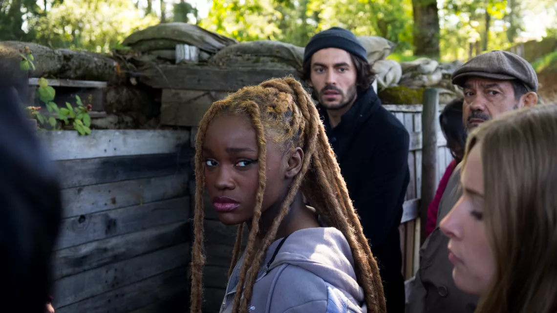 Kayla, Marc et Monsieur Couret sont dans une tranchée à Verdun