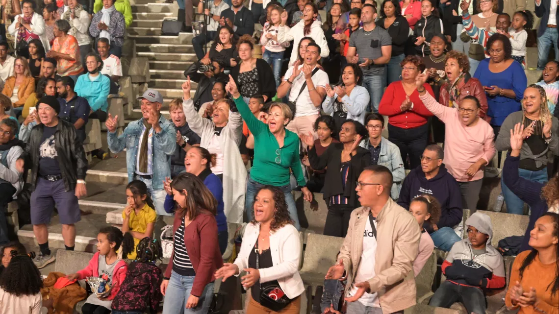 Une Affiche exceptionnelle pour un spectacle sensationnel !   Afin de toujours faire rêver encore plus d’enfants issus de familles modestes, l’Association 1000 Sourires, présidée par Ibrahim Ingar, avait organisé sa 3e soirée caritative pour une levée de fonds au Téat Plein Air de Saint-Gilles, le samedi 24 septembre dernier avec le soutien des humoristes Marie-Alice Sinaman et Thierry Jardinot, marraine officielle  et parrain historique de l’association