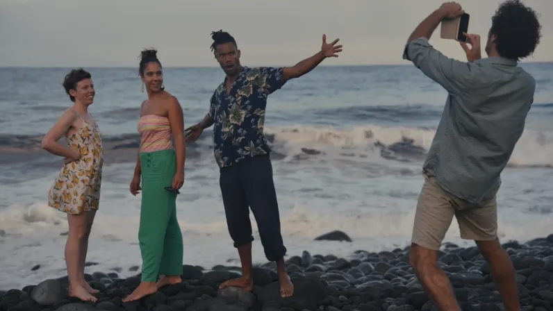 Comment se (re)trouver quand on est déraciné ? 🤔 Découvrez l'histoire de René Lacaille et de ses enfants, une lignée de musiciens hors-norme qui portent haut la culture créole à travers le monde ! 🗺️🎤