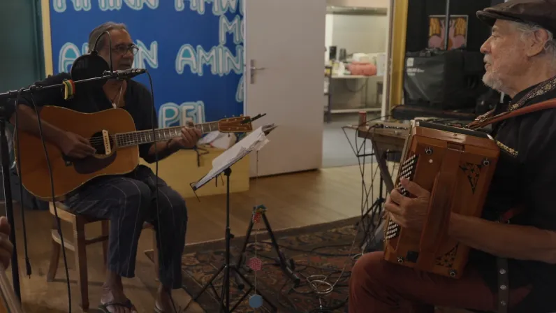 Comment se (re)trouver quand on est déraciné ? 🤔 Découvrez l'histoire de René Lacaille et de ses enfants, une lignée de musiciens hors-norme qui portent haut la culture créole à travers le monde ! 🗺️🎤