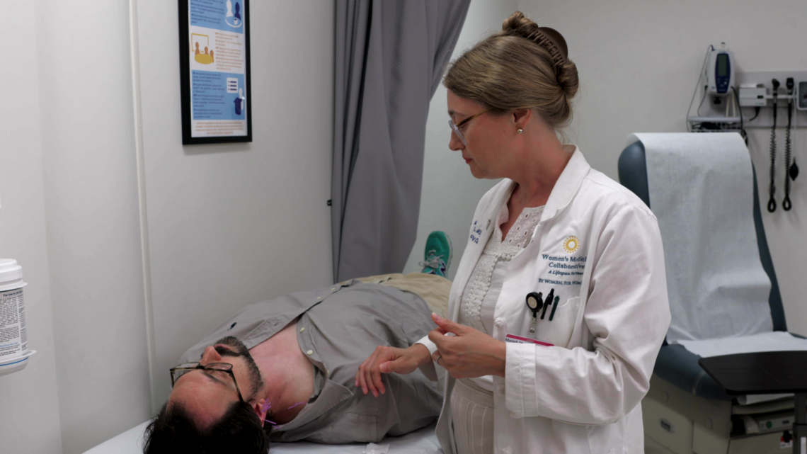 Dr Mariah Stump avec un patient victime de burnout