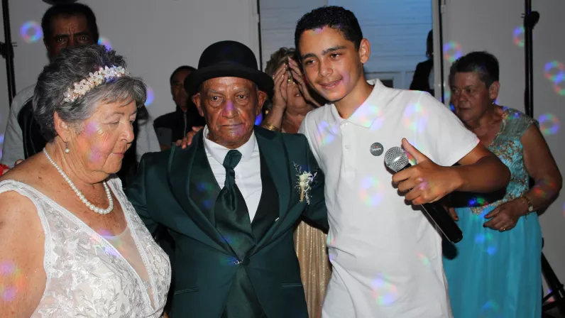 Voici la belle histoire de Gislaine 79 ans et Coco 84 ans qui s’apprêtent à convoler après s’être retrouvé il y a peu. Vous vous doutez, chacun de son côté à mener sa vie avec des enfants mais Coco n’a jamais pu oublier cette demoiselle, sur qui il avait littéralement craqué lors d’un bal. 