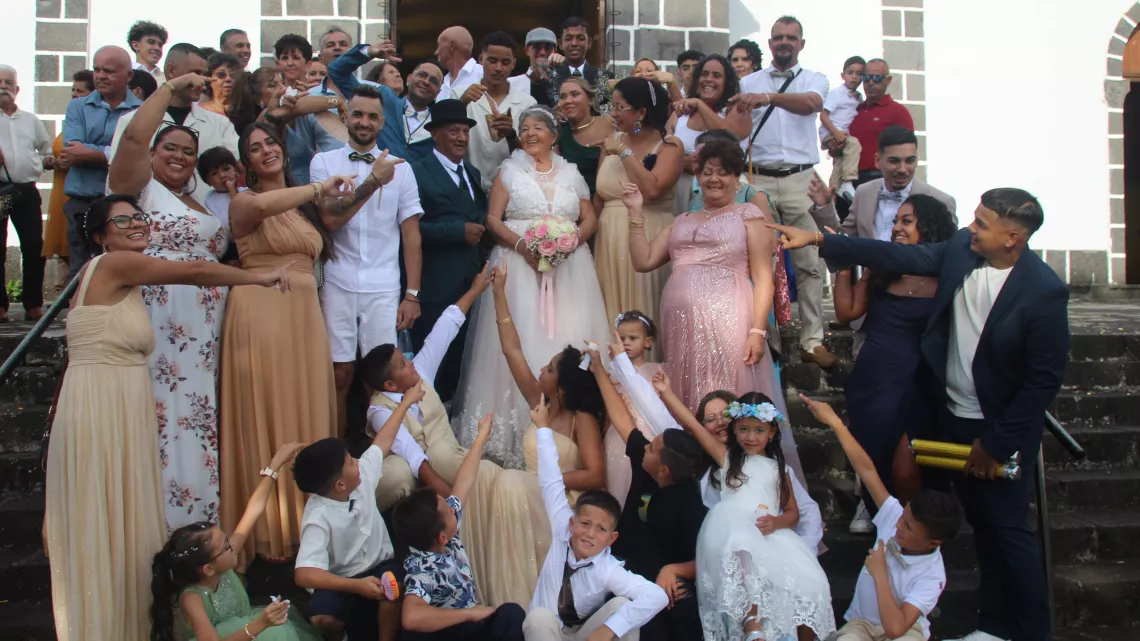 Voici la belle histoire de Gislaine 79 ans et Coco 84 ans qui s’apprêtent à convoler après s’être retrouvé il y a peu. Vous vous doutez, chacun de son côté à mener sa vie avec des enfants mais Coco n’a jamais pu oublier cette demoiselle, sur qui il avait littéralement craqué lors d’un bal. 