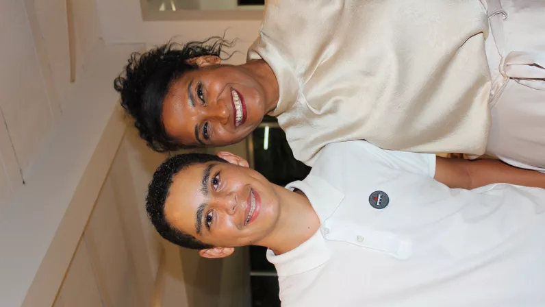 Voici la belle histoire de Gislaine 79 ans et Coco 84 ans qui s’apprêtent à convoler après s’être retrouvé il y a peu. Vous vous doutez, chacun de son côté à mener sa vie avec des enfants mais Coco n’a jamais pu oublier cette demoiselle, sur qui il avait littéralement craqué lors d’un bal. 