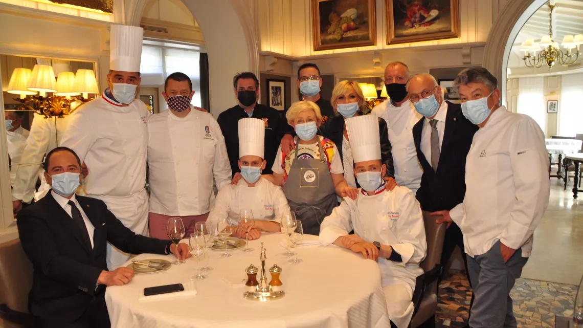 Sont présents sur cette photo : Vincent Leroux directeur, Olivier Couvin et Gilles Reinhardt chefs meilleur ouvrier de France chez Paul Bocuse, Régis Marcon Restaurant Régis et Jacques Marguin, Frederic Truchot Chef pâtissier  chez Paul Bocuse, Renée Rich