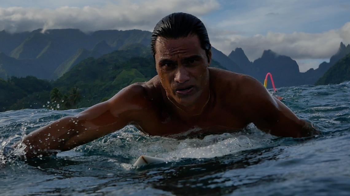 Votre documentaire Archipels est consacré au surfeur tahitien, Hira Teriinatoofa, nommé officiellement entraîneur olympique de la Fédération française de surf.