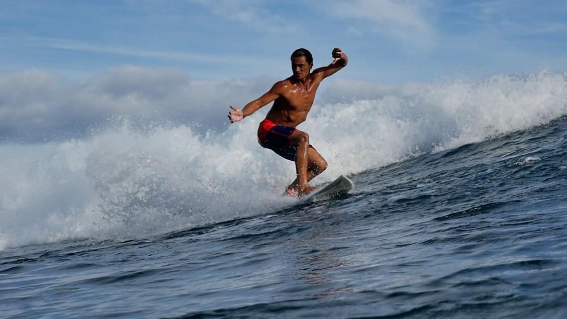 Votre documentaire Archipels est consacré au surfeur tahitien, Hira Teriinatoofa, nommé officiellement entraîneur olympique de la Fédération française de surf.