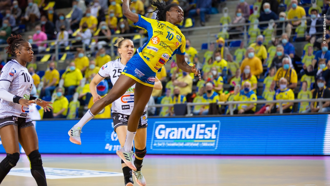 Joueuse du Metz Handball en action