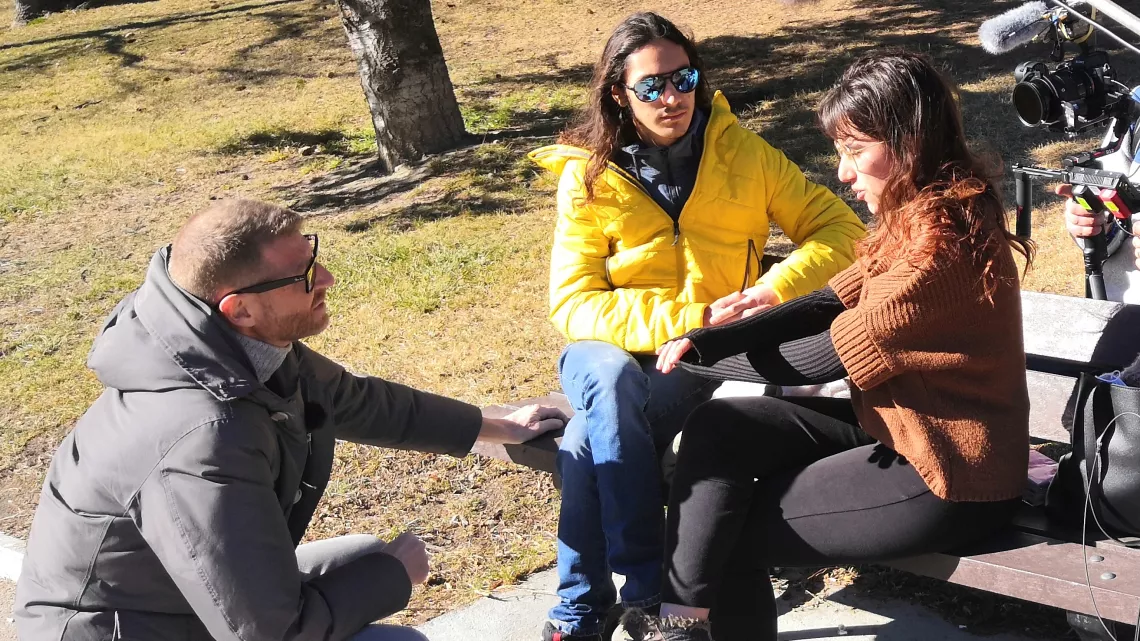 Echanges entre le journaliste et des habitants