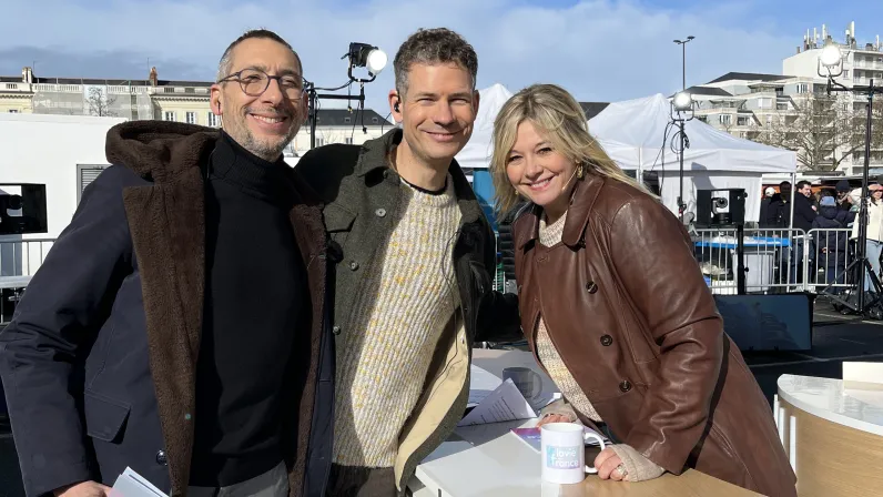 Flavie Flament, Victor Dekyvère et Richard Coffin au tournage d'Angers