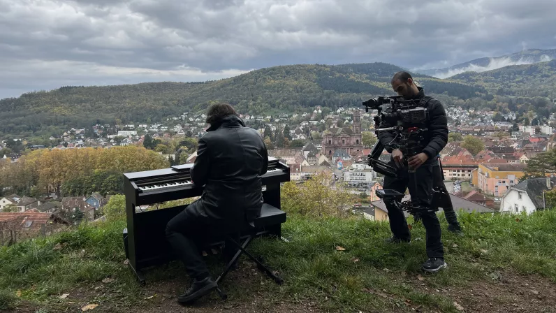 André Manoukian au piano en extérieur