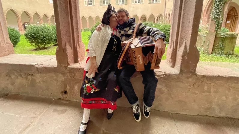 Claudio Capéo en compagnie d'une Alsacienne