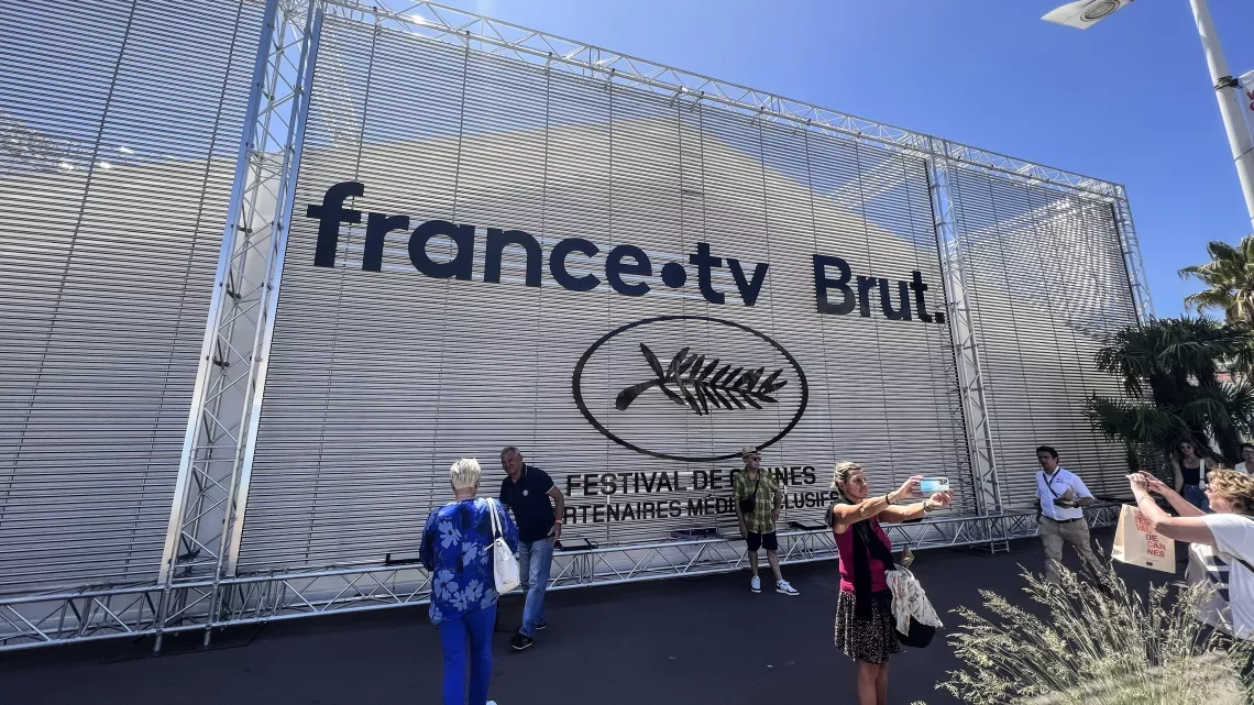 Bâche France Télévisions & Brut