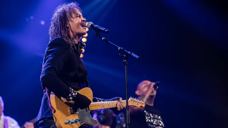 Une fête annuelle qui célèbre cette année ses 40 ans et qui est devenue l’événement culturel le plus fréquenté de l’année. La fête de toutes les musiques sur Réunion la 1ère c’est du 21 au 24 juin. Cette fête est à l’image de la place de la musique dans nos vies, spontanée, vivante, omniprésente. Réunion la 1ère marque une nouvelle fois son indéfectible attachement à la musique en réaffirmant son soutien à cette manifestation fédératrice et populaire, qui fête cette année ses 40 ans avec un planning riche e